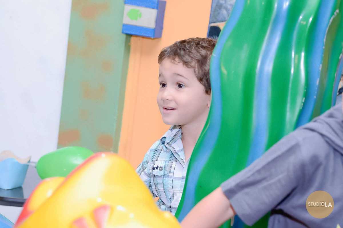 Criança no brinquedo em formato de polvo no Buffet Azul do Mar em São Paulo. Fotografia de festa infantil feita pelo Studio LA.