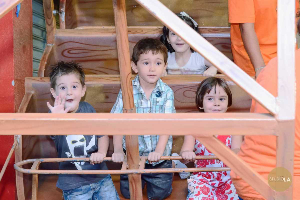 Foto de família com o aniversariante durante a comemoração no Buffet Azul do Mar em São Paulo. Fotografia de festa infantil pelo Studio LA.