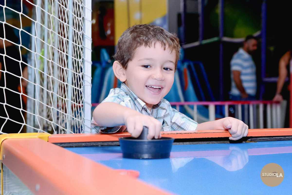 Crianças brincando na roda-gigante durante a festa de aniversário infantil no Buffet Azul do Mar em SP. Momentos especiais registrados pelo Studio LA.