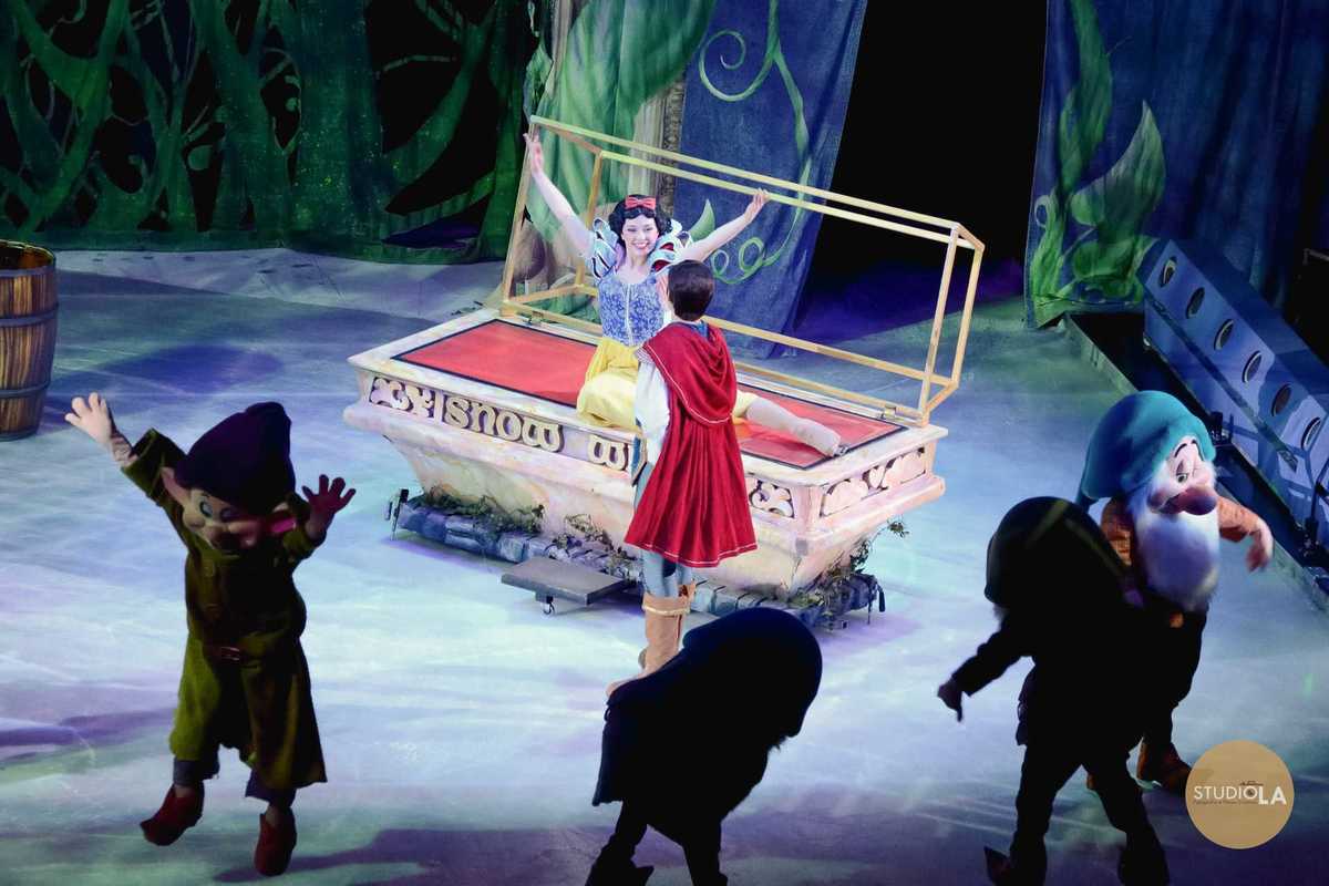 Foto icônica de Mickey Mouse em apresentação no gelo — fotografia de espetáculo de dança e teatro registrada pelo Studio LA.