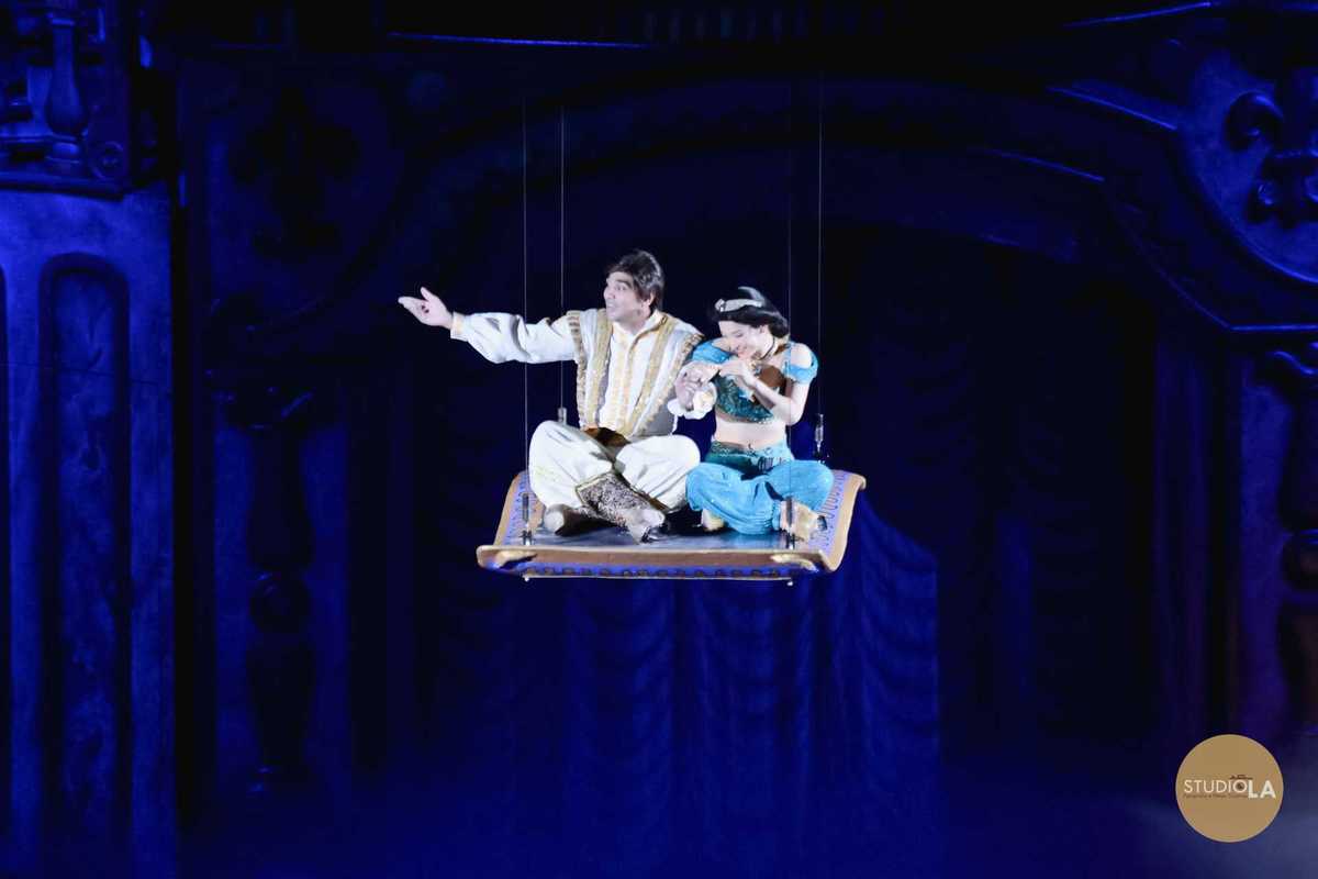 Fotografia alegre dos Sete Anões em coreografia durante espetáculo — registro de apresentação artística feito pelo Studio LA. Aladin