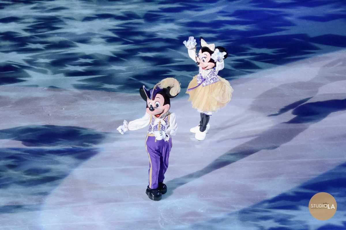 Mickey e Minnie Mouse encantam o público em uma coreografia alegre e cheia de energia no espetáculo da Disney. Registro especial do Studio LA, especializado em fotografia de apresentações de dança e teatro em São Paulo.