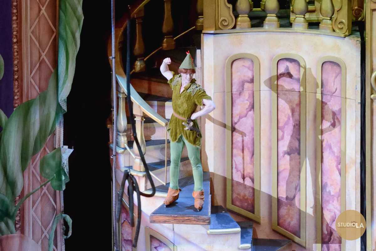 Fotografia profissional de espetáculo com personagens Aladdin e Jasmine no tapete mágico — registro artístico feito pelo Studio LA durante apresentação de dança e teatro.