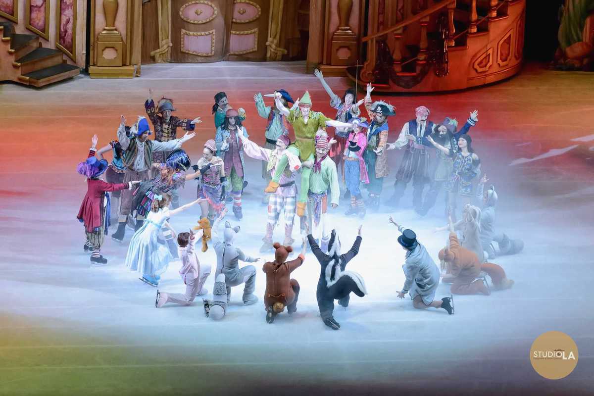 Foto criativa de apresentação teatral com personagens aquáticos e o caranguejo Sebastião em cena — momento registrado pelo Studio LA em espetáculo de dança e teatro.