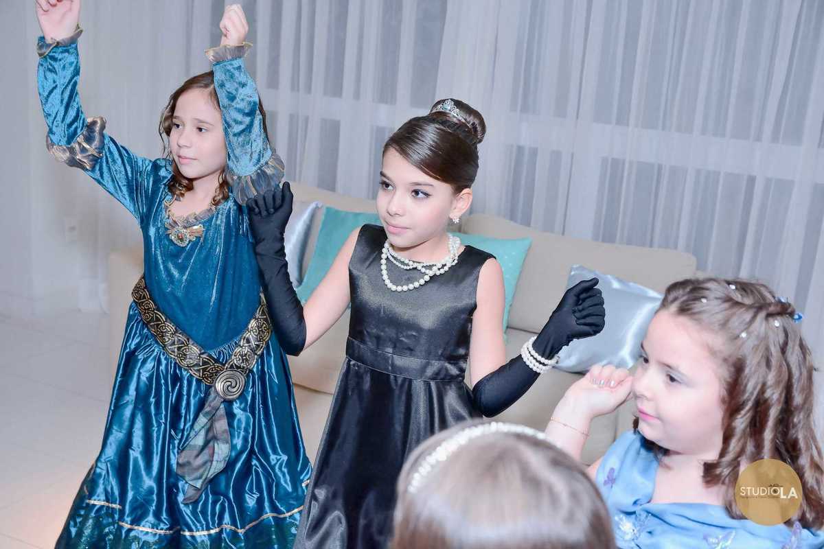 Momento animado de dança entre as crianças, celebrando juntas em clima de diversão e amizade. Fotografia de festa infantil registrada pelo Studio LA em São Paulo.