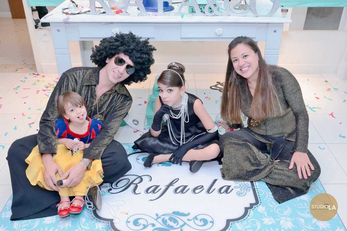 Uma fotografia de festa infantil feita pelo Studio LA em São Paulo, mostrando a família reunida no chão decorado com o nome da aniversariante, celebrando juntos esse dia tão especial.