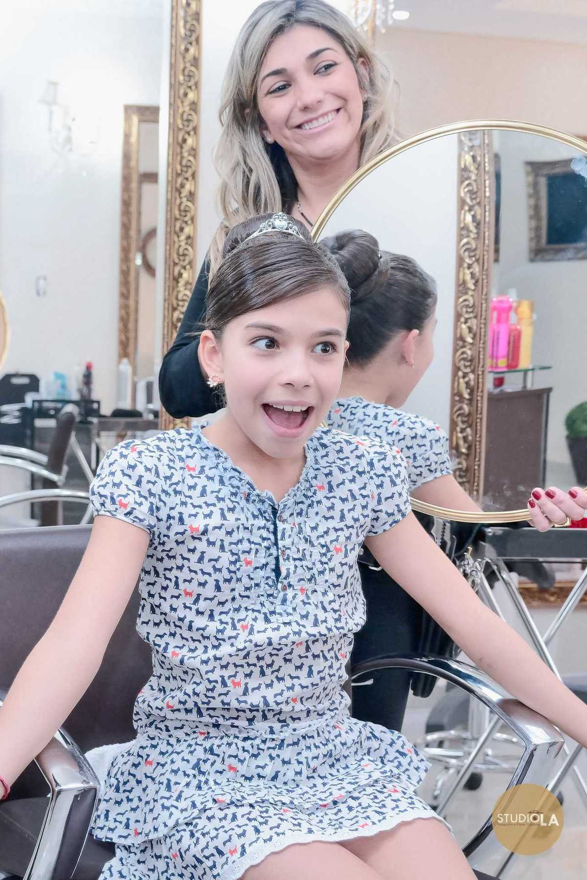 Registro encantador do making of da aniversariante se preparando para sua festa infantil, com penteado especial e muita alegria. Fotografia de festa infantil em São Paulo feita pelo Studio LA.
