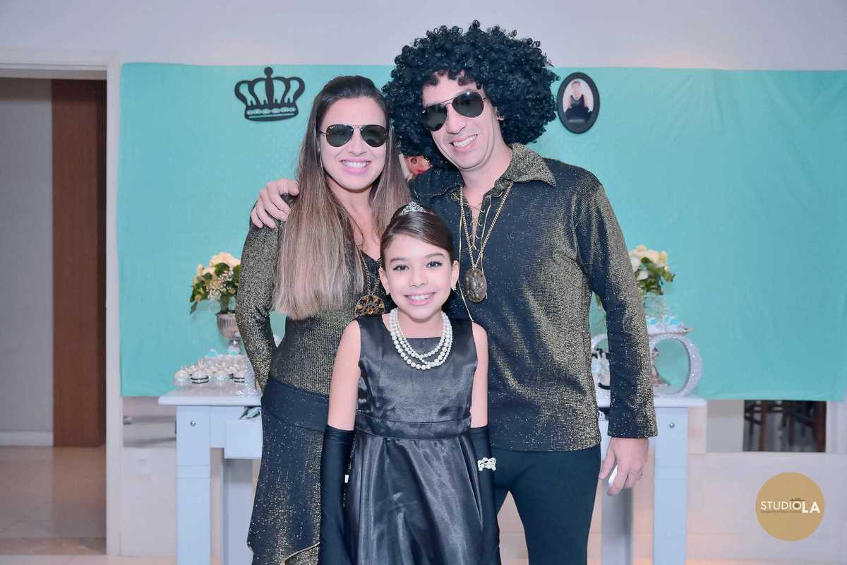 Família reunida com trajes divertidos e cheios de estilo, celebrando o aniversário em clima de muita alegria. Fotografia de festa infantil em São Paulo feita pelo Studio LA.