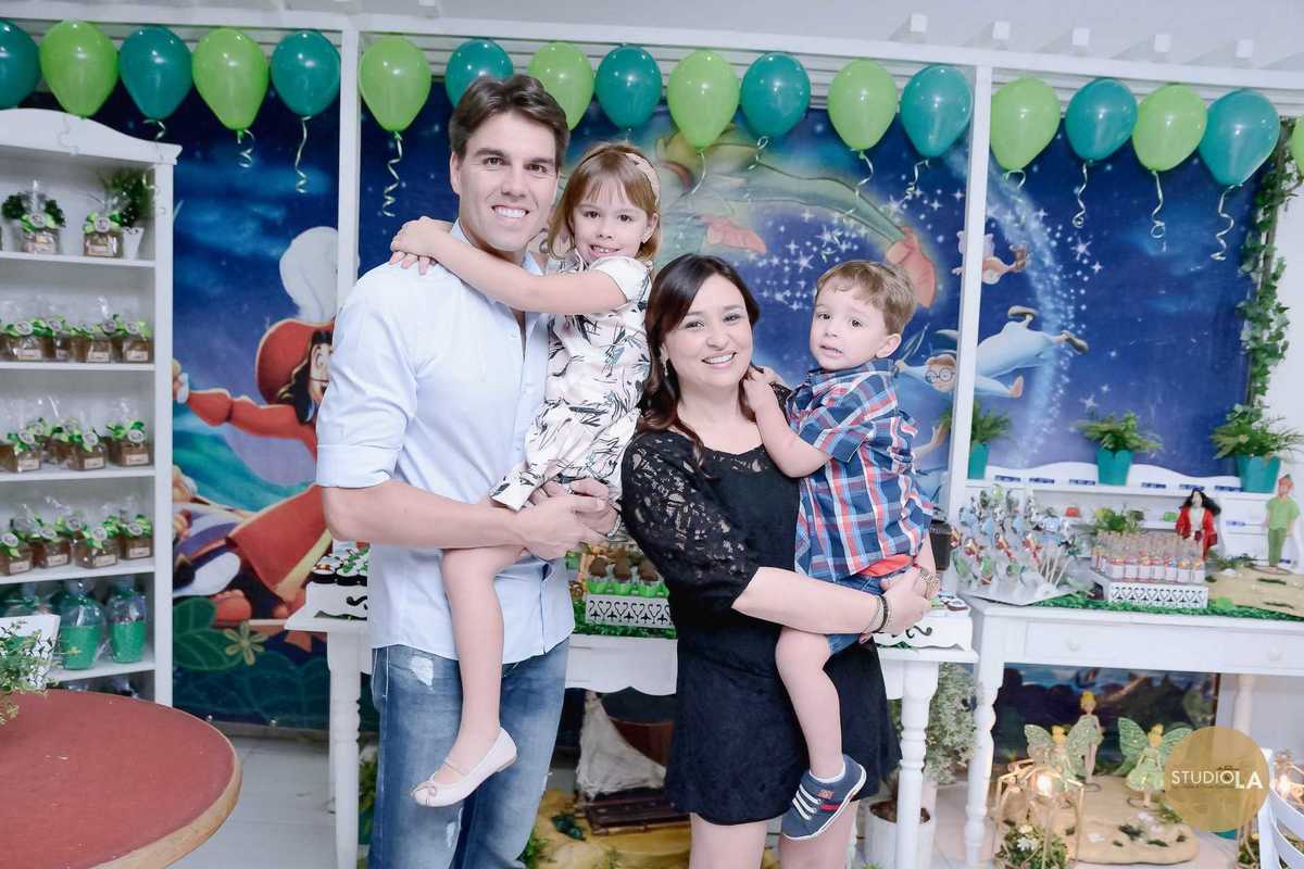 Fotografia de família reunida na festa infantil no Buffet Feliz da Vida em São Paulo — registros espontâneos feitos pelo Studio LA.