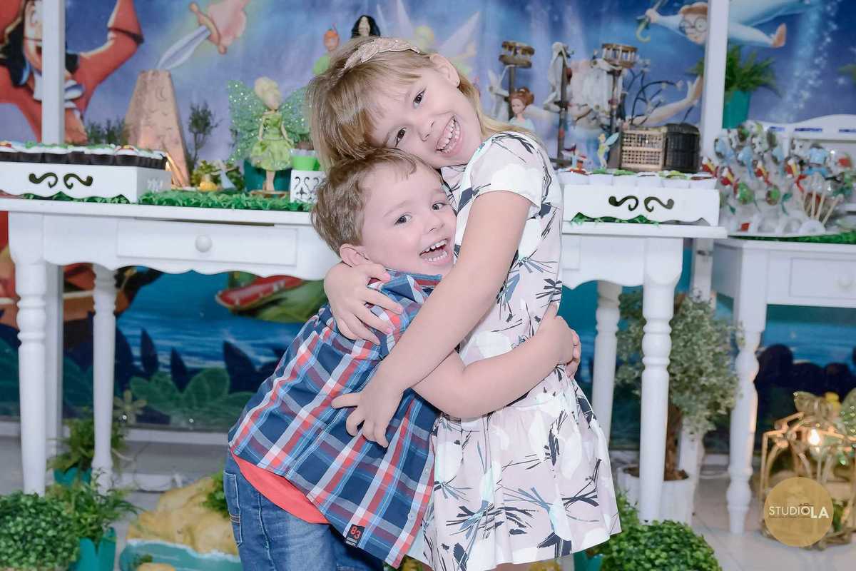 Foto das crianças abraçadas e sorridentes na decoração temática da festa infantil em São Paulo, captada pelo Studio LA.