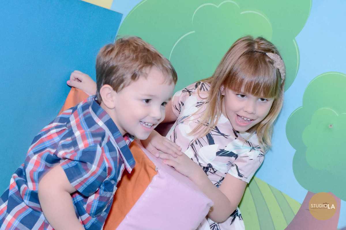 Registro animado das crianças brincando no espaço infantil durante o aniversário no Buffet Feliz da Vida em São Paulo — fotografia Studio LA.