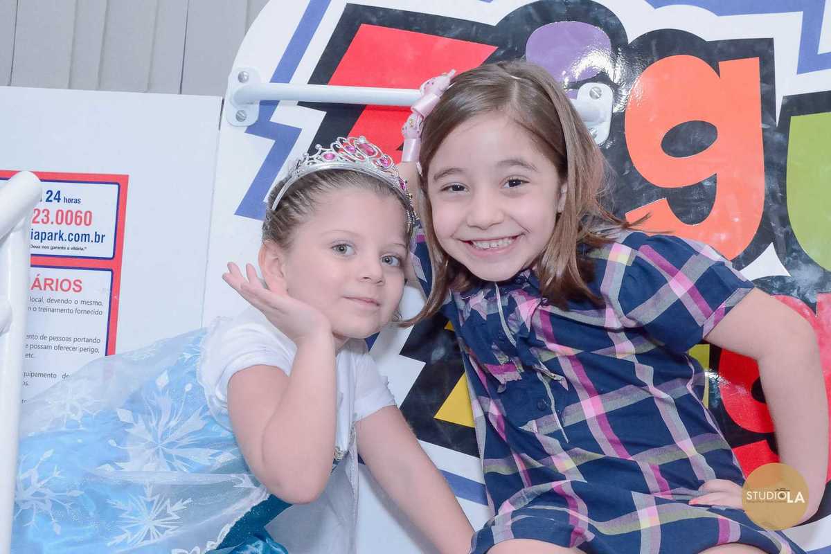 Bebê fantasiada de princesa durante festa infantil temática Frozen em São Paulo, cheia de detalhes encantadores. Registro delicado do Studio LA.