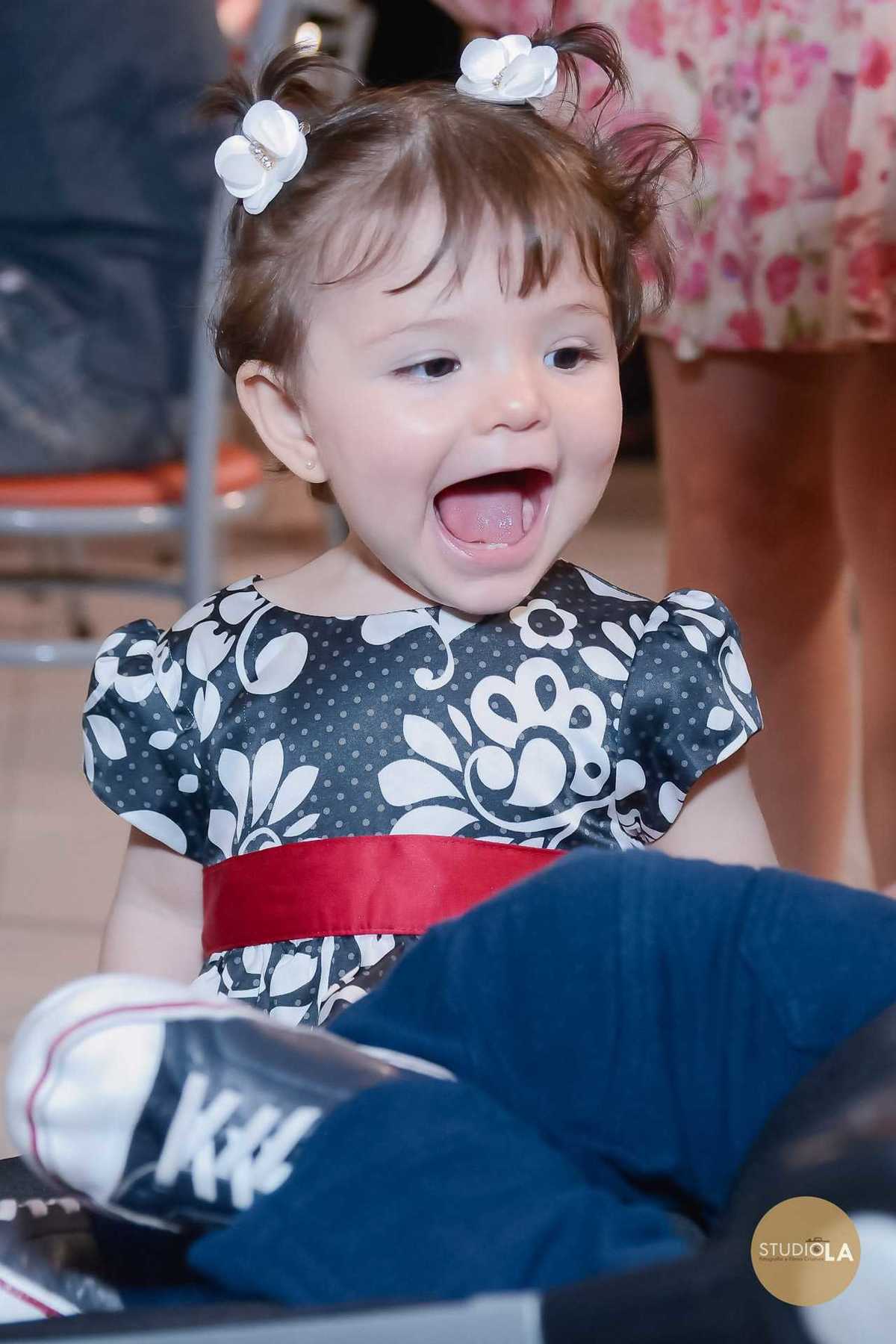 Bebê se divertindo e sorrindo durante festa infantil no buffet em São Paulo, em meio à decoração temática Frozen. Foto cheia de espontaneidade registrada pelo Studio LA.