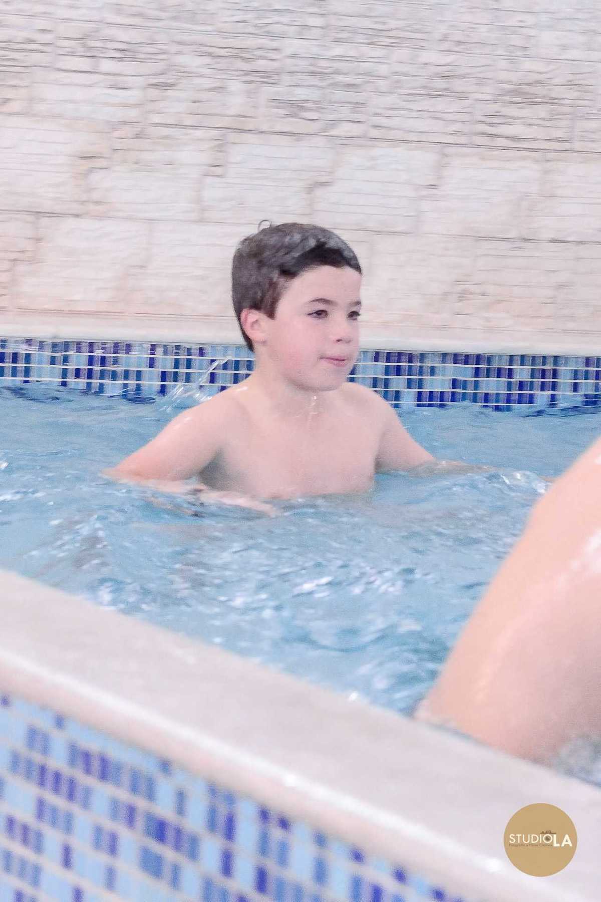 Menino aproveitando a piscina durante festa infantil no Buffet Bem Me Quer em São Paulo — fotografia de aniversário registrada pelo Studio LA.