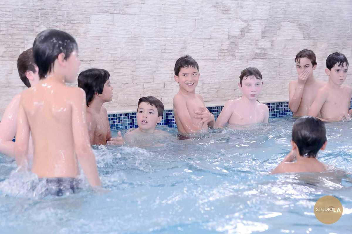 Crianças se divertindo juntas na piscina em festa de aniversário infantil no Buffet Bem Me Quer em São Paulo — fotografia feita pelo Studio LA.