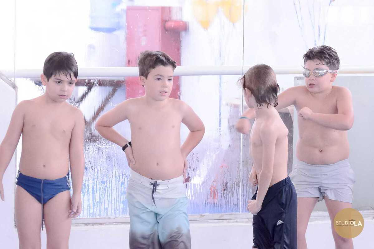 Crianças reunidas na piscina durante festa infantil no Buffet Bem Me Quer em São Paulo — fotografia de aniversário feita pelo Studio LA.
