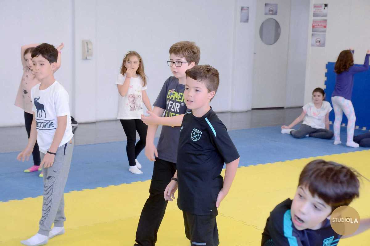 Crianças se divertindo em atividade esportiva durante festa infantil no Buffet Bem Me Quer em São Paulo — fotografia de aniversário registrada pelo Studio LA.