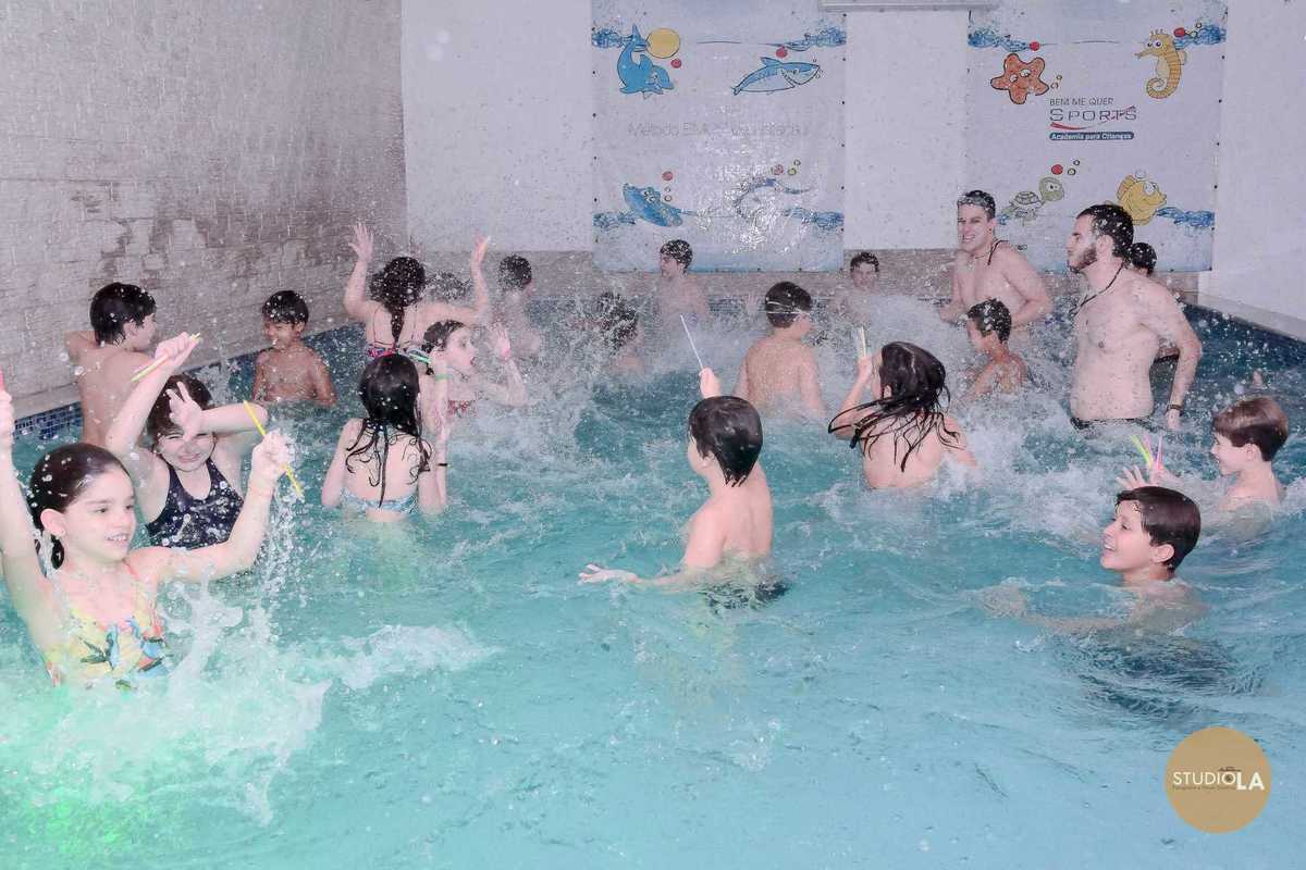 Grupo de crianças na piscina, prontos para brincar, durante festa infantil no Buffet Bem Me Quer em São Paulo — registro do Studio LA.