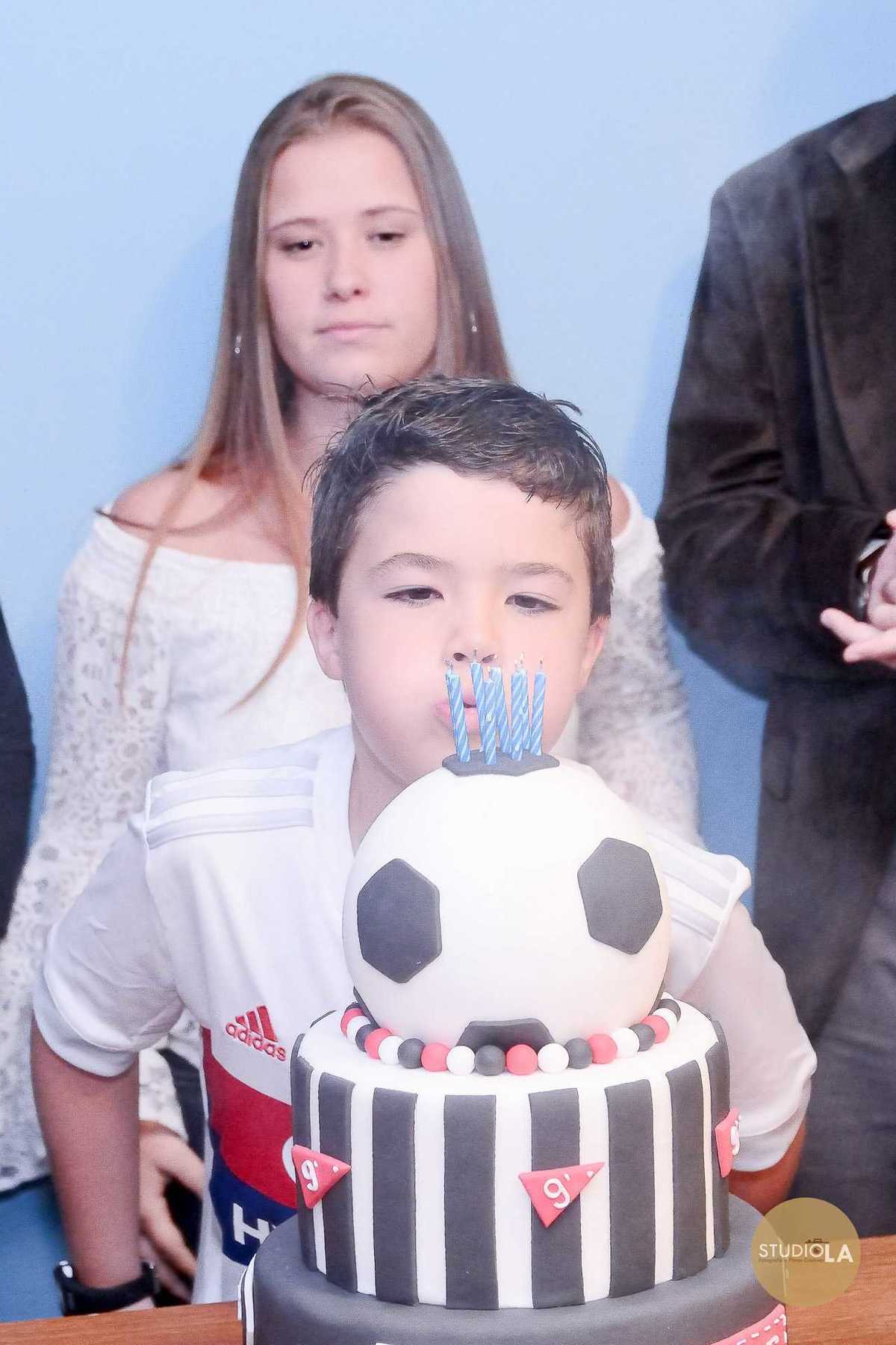 Diversão garantida com amigos na piscina durante festa infantil no Buffet Bem Me Quer em São Paulo — fotografia de aniversário registrada pelo Studio LA.