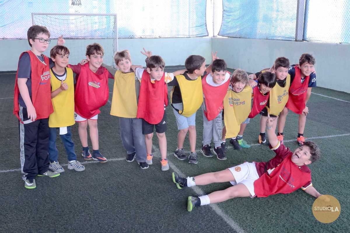 Grupo de amigos reunidos para jogar futebol em festa infantil no Buffet Bem Me Quer — registro fotográfico de aniversário infantil pelo Studio LA.