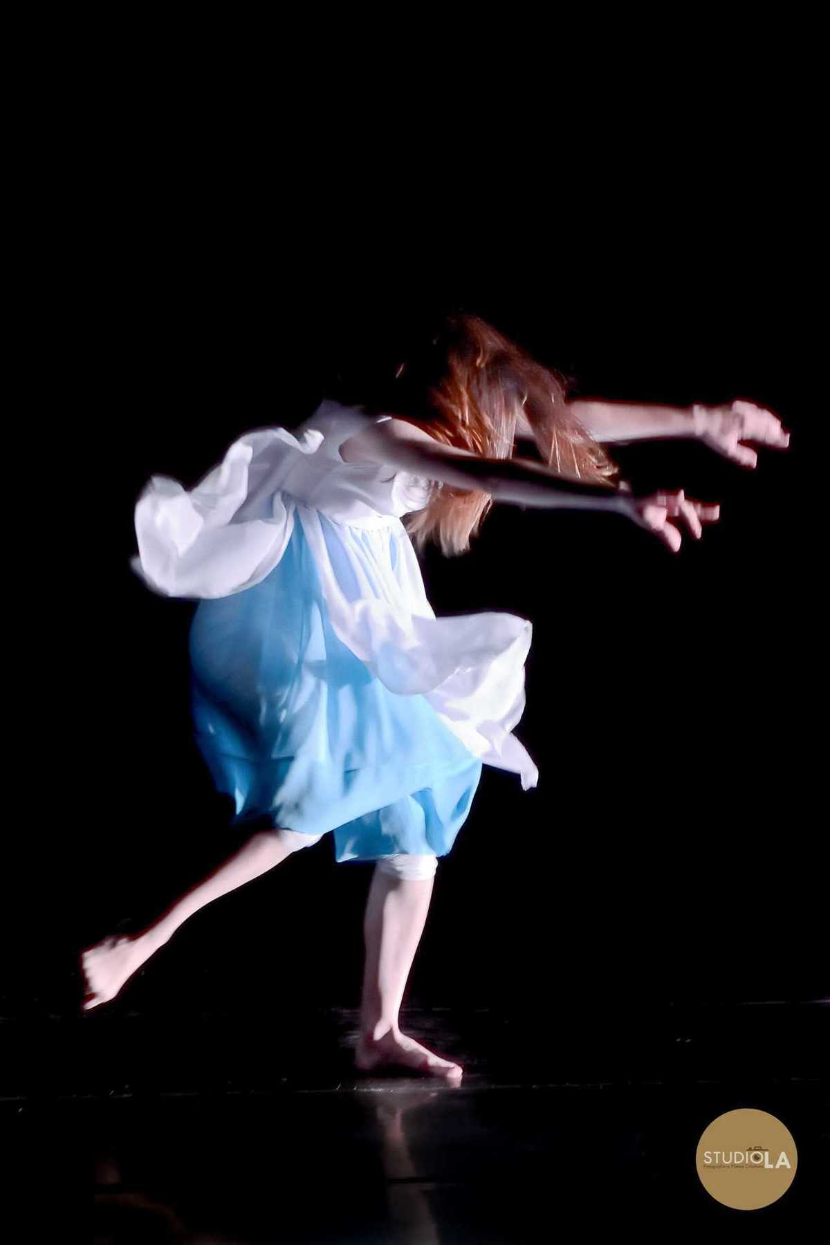 7.	Fotografia de dança expressiva em espetáculo teatral – Bailarina em movimento marcante durante apresentação em São Paulo, registrada pelo Studio LA.