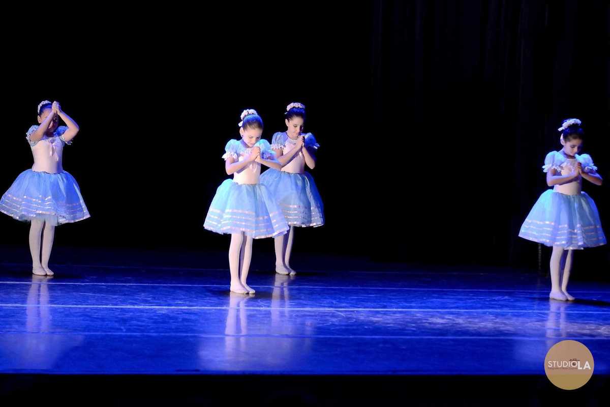 10.	Espetáculo de dança em São Paulo fotografado pelo Studio LA – Bailarinas infantis em coreografia delicada de balé no palco, com figurinos clássicos, captadas em momento emocionante.