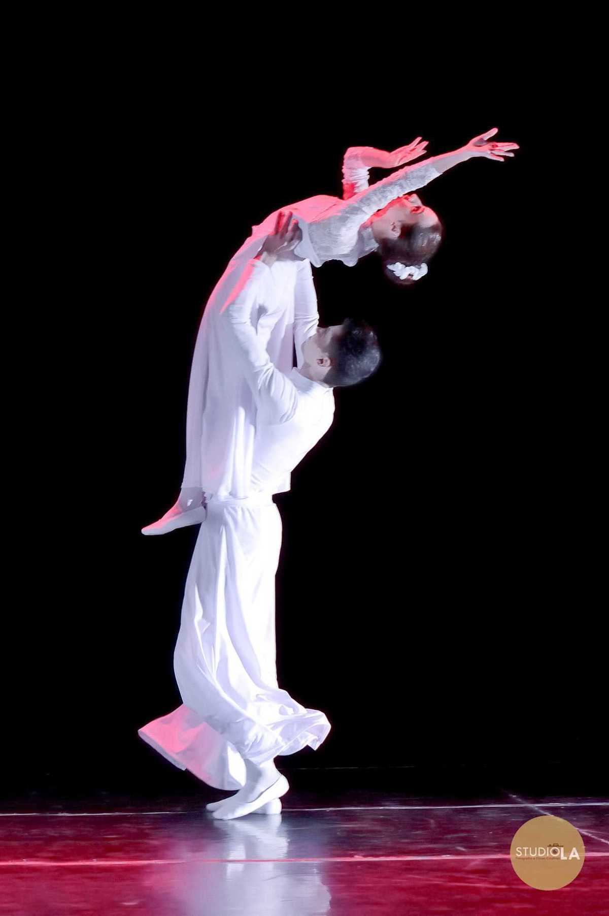 4.	Espetáculo de dança infantil em São Paulo – Fotografia de duas bailarinas em apresentação teatral, captada pelo Studio LA, transmitindo harmonia e sincronia na coreografia.