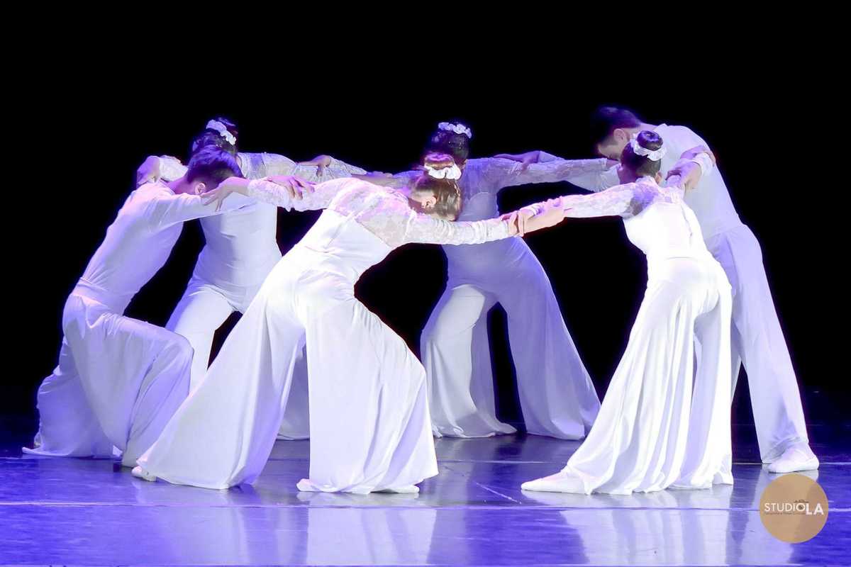 10.	Espetáculo de dança em São Paulo fotografado pelo Studio LA – Bailarinas infantis em coreografia delicada de balé no palco, com figurinos clássicos, captadas em momento emocionante.