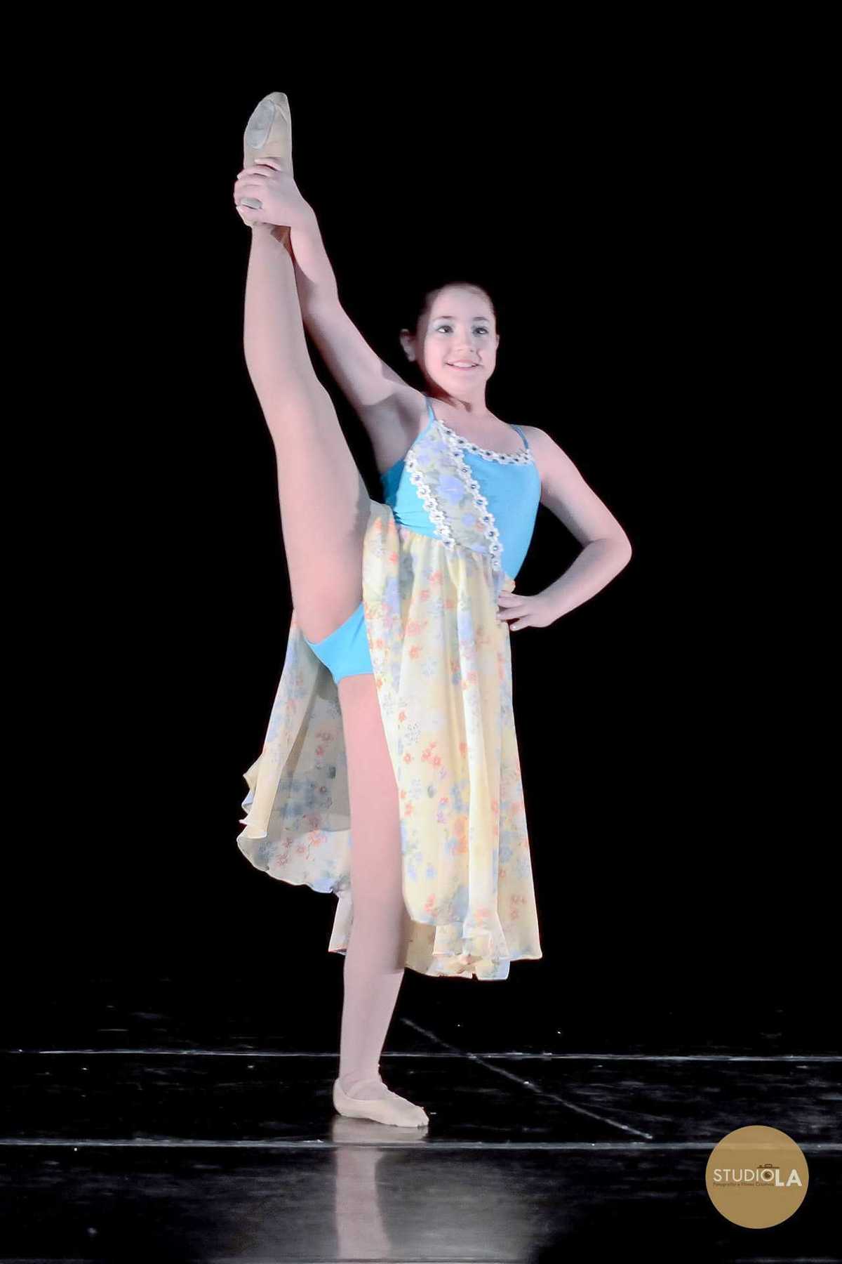 3.	Bailarina em cena teatral de balé – Fotografia feita pelo Studio LA durante apresentação de dança infantil em São Paulo, evidenciando técnica e expressão no palco.
