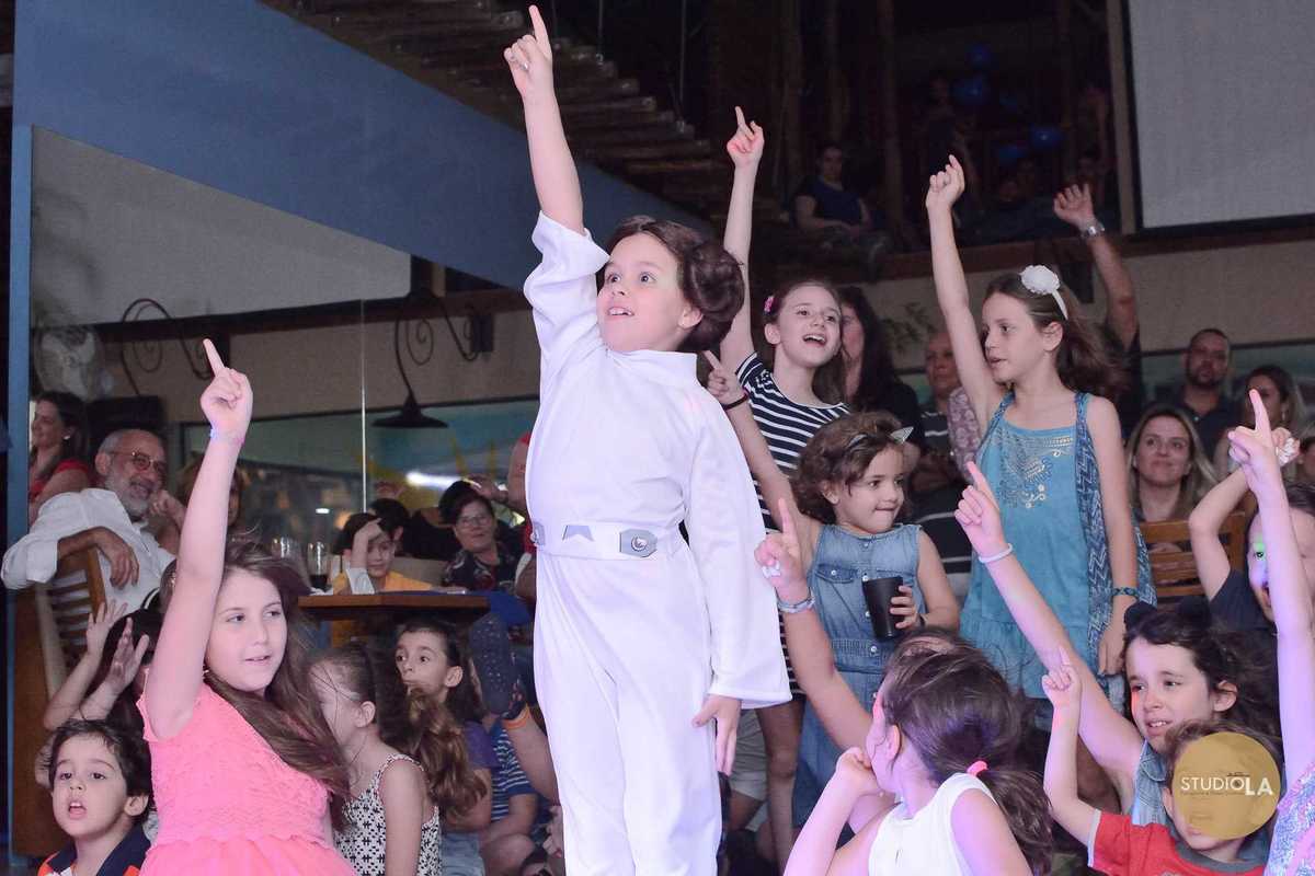 Menina fantasiada de Princesa Leia animando a pista de dança em festa infantil temática Star Wars em São Paulo — Fotografia criativa de aniversário por Studio LA.