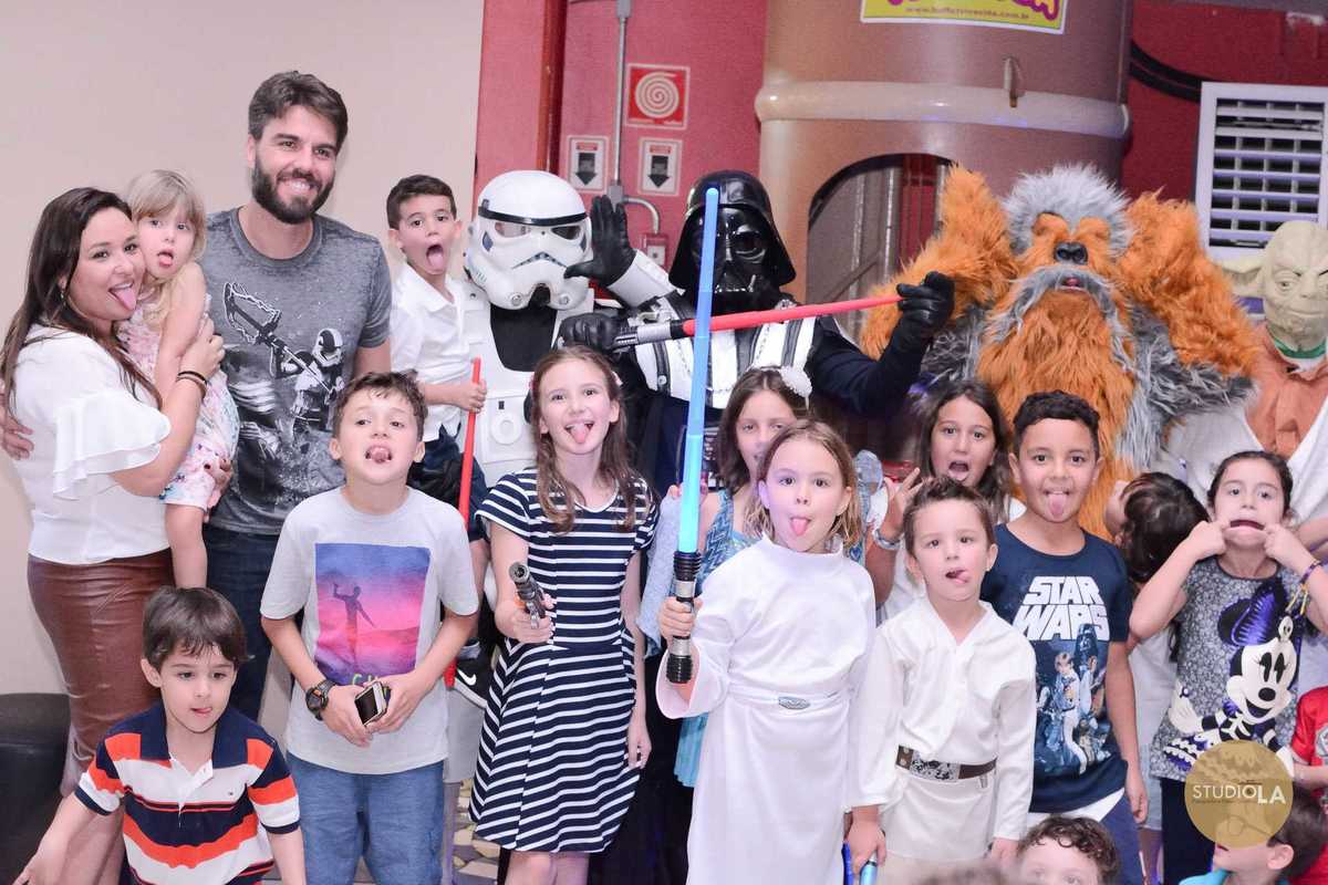 Grupo de crianças posando com personagens de Star Wars durante festa infantil em buffet em São Paulo — Registro fotográfico divertido por Studio LA.