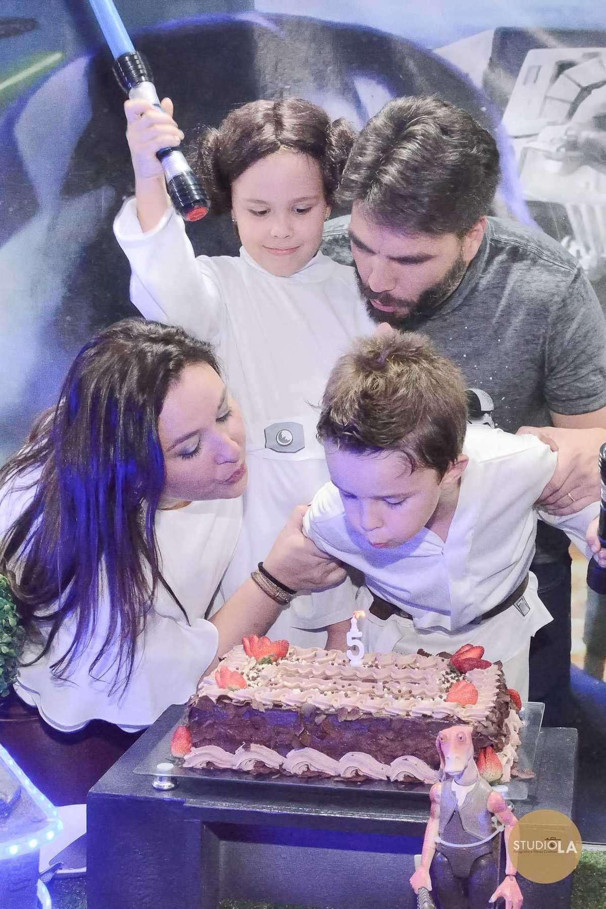 Registro encantador do aniversariante em clima de alegria, vestido como um verdadeiro herói de Star Wars, aproveitando cada detalhe da sua festa temática. Fotografia infantil feita pelo Studio LA.