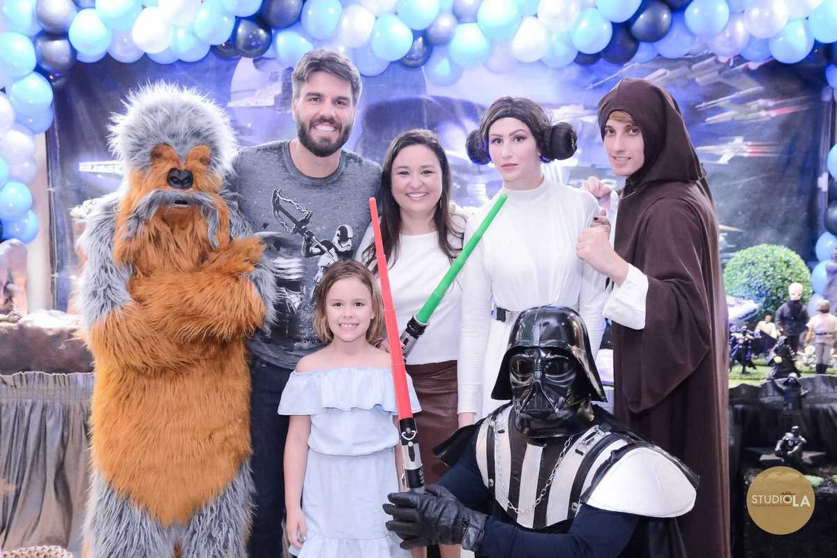 O aniversariante exibe toda a sua felicidade durante a comemoração, vivendo um dia de pura diversão. Foto de festa infantil realizada pelo Studio LA.