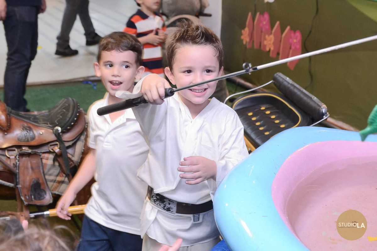 Momento alegre do aniversariante no meio da diversão, com sorriso e energia contagiante. Fotografia de aniversário infantil feita pelo Studio LA.