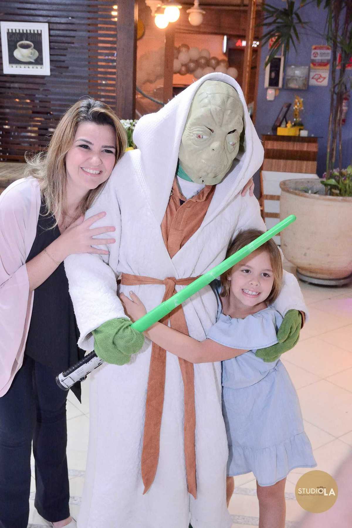 Mãe e filha abraçadas a personagem caracterizado de Star Wars em festa infantil temática em São Paulo — Registro fotográfico de aniversário por Studio LA.