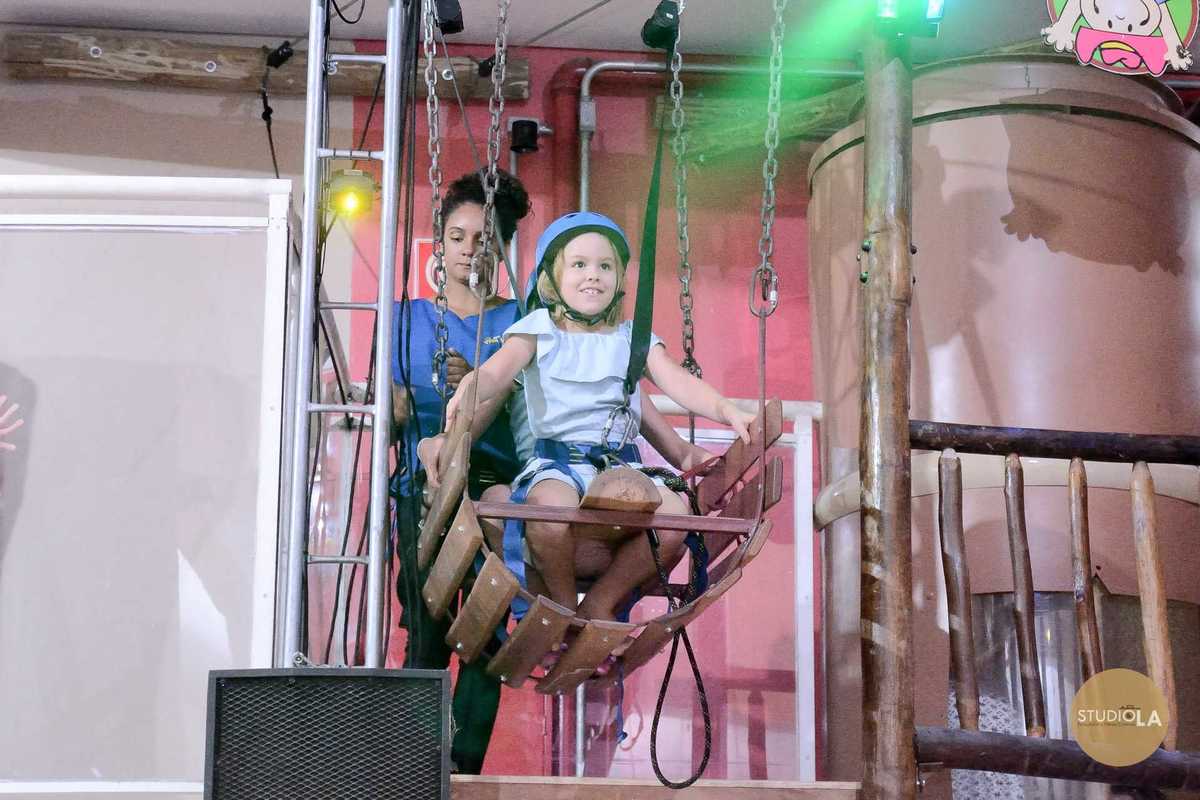 Menina pronta para aventura em brinquedo radical com segurança no buffet infantil — Fotografia profissional de festa infantil por Studio LA.