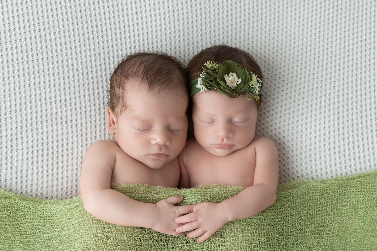 newborn gêmeos, newborn são paulo, fotógrafa de família, ensaio newborn, fotógrafa de bebês