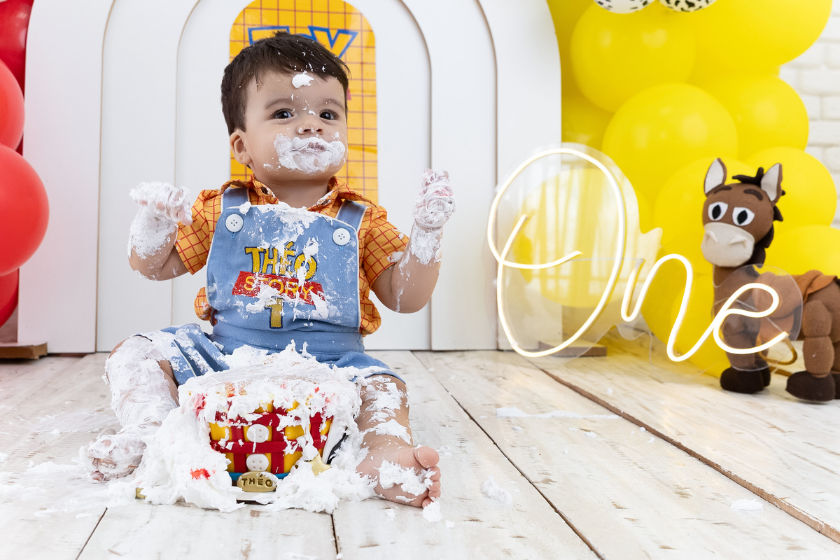 Smash the cake; Adri Silva Fotografia; condomínio novamerica; fotografa na zona sul de são paulo; ensaio de aniversário de 01 ano