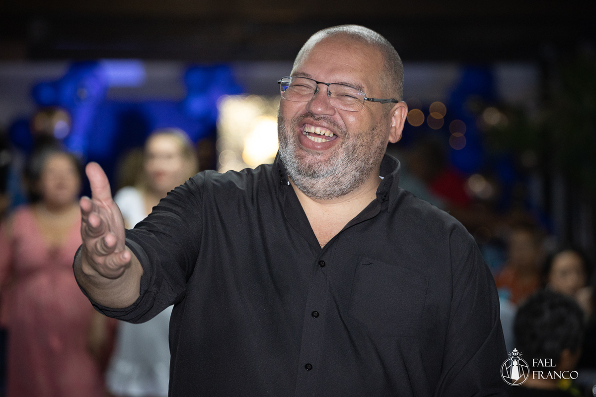 homeme feliz sorrindo