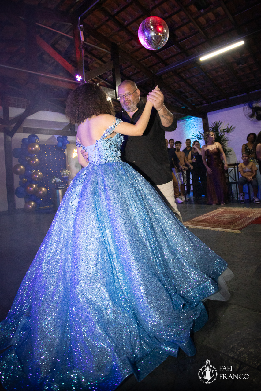 pai e filha dançanco a valsa aniversário 15 anos