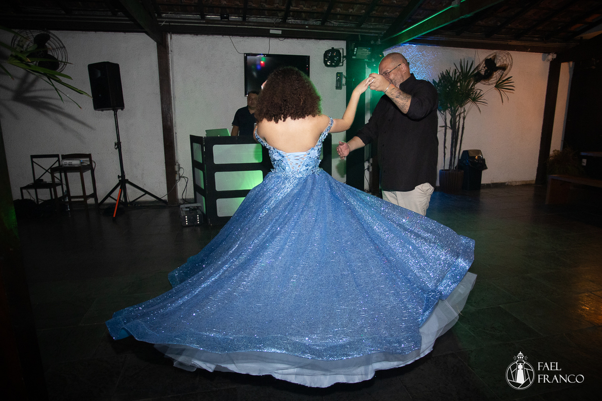 aniversariante dançando a valsa no seu aniversário de 15 anos e dando um giro com o vestido bufante