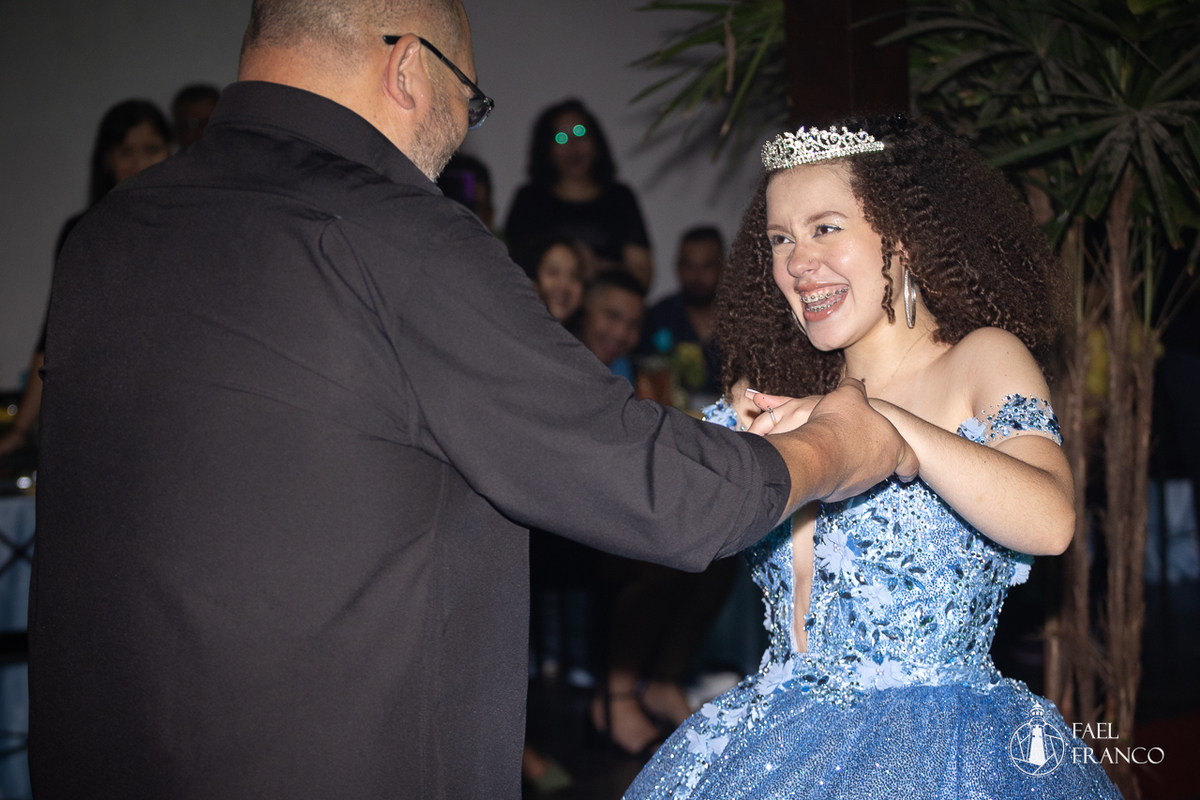 jovem sorri para seu pai após dançar a valsa festa de 15 anos