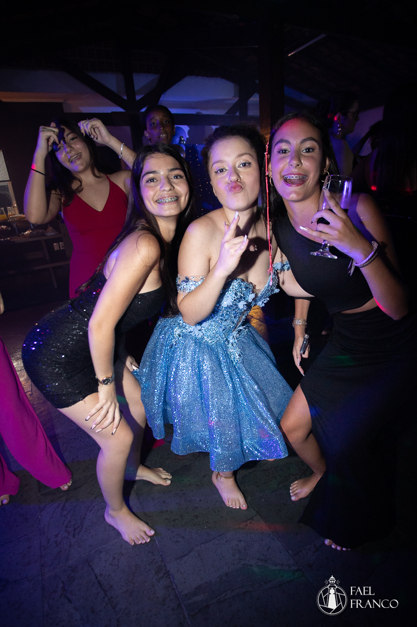 amigas da aniversariante posando pra foto