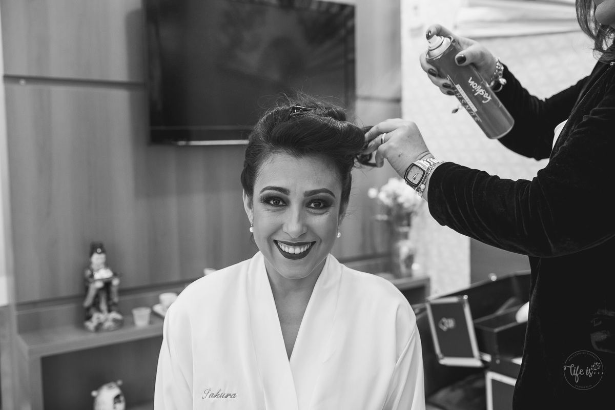 Penteado da noiva em seu making of