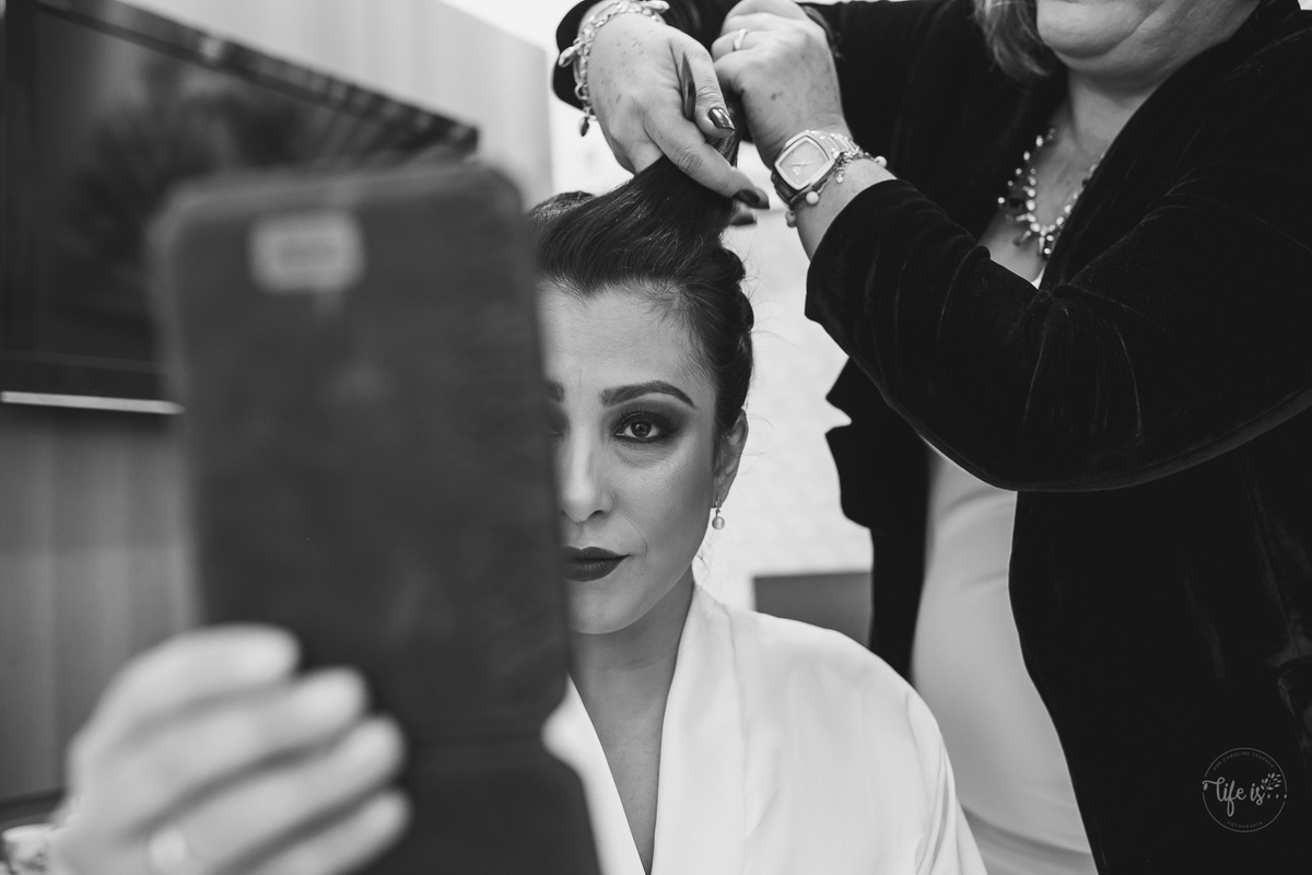 Noiva se olhando no espelho após penteado
