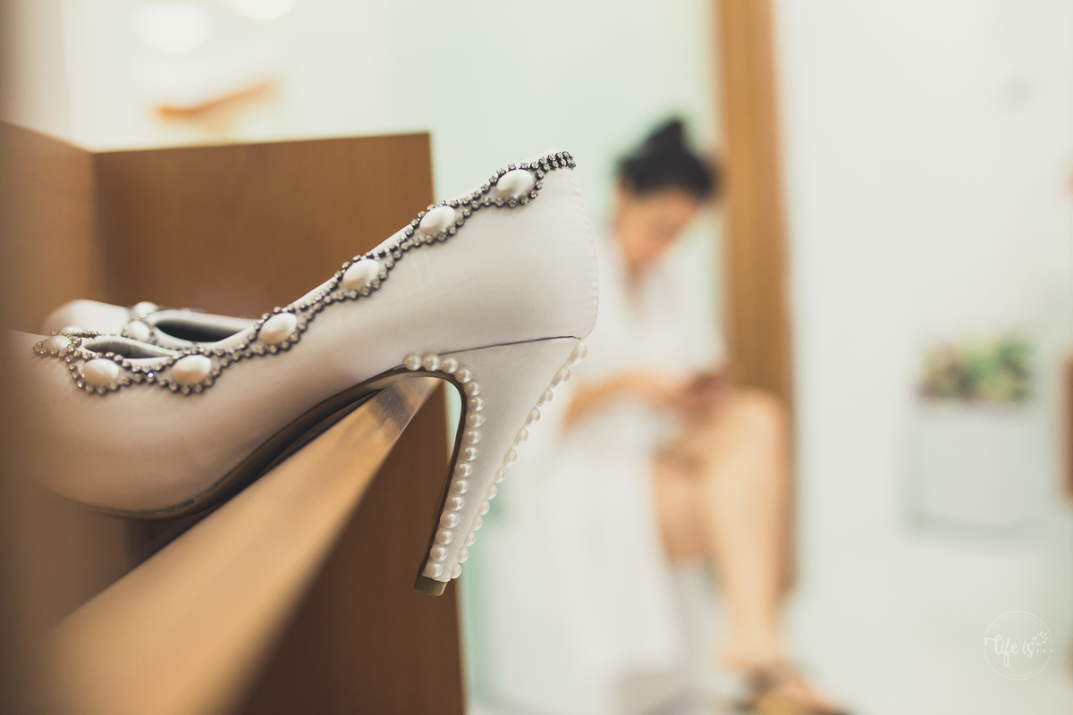 Detalhes do sapato da noiva em making of