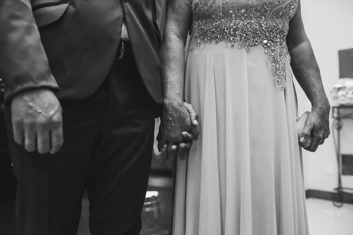 Filho e mãe de mãos dadas antes do sim