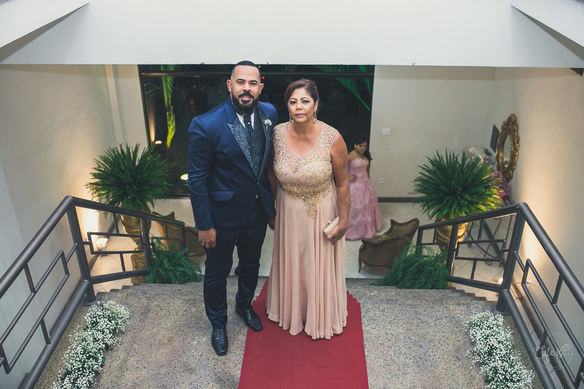 A noiva e a mãe esperando o grande momento