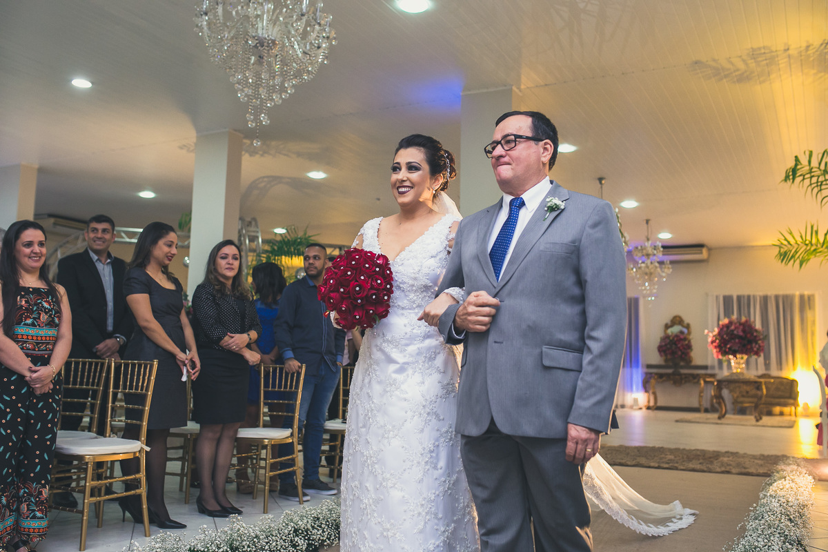 A noiva e o seu pai chegando ao altar