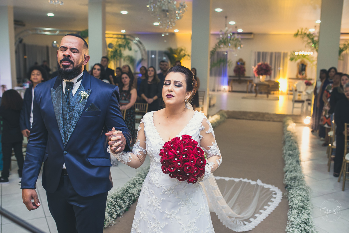 Noivos adorando no dia do casamento